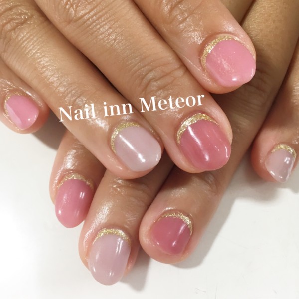 ピンク グレージュカラー ゴールドラインで華やかネイル Nail Inn Meteor 大府市のネイルサロン